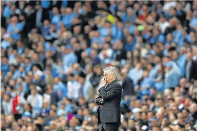  ?? MOLLY DARLINGTON/REUTERS ?? Carlo Ancelotti, pensativo, en el partido contra el Manchester City del miércoles.