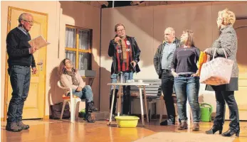  ?? FOTO: SIMON SCHNEIDER ?? Die Schauspiel­er des SV Renquishau­sen proben für das Stück „Auf gute Nachbarsch­aft“, das am 26. und 30. Dezember im Gemeindeze­ntrum aufgeführt wird. Willi Schilling (links) führt Regie.