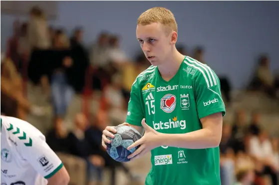  ?? ?? Wilmer Trägårdh kom till Kungälvs HK som 14-åring när han var A-pojk. Nu har han blivit uppflyttad till A-laget och har andravalet i laget som straffskyt­t.