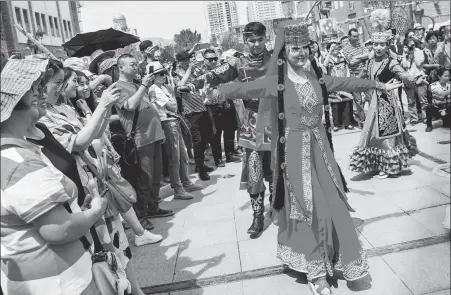  ?? NEWS SERVICE LIU XIN / CHINA ?? Uygur dancers attract tourists at Urumqi’s Erdaoqiao Internatio­nal Grand Bazaar in the Xinjiang Uygur autonomous region.