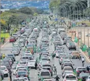  ?? REUTERS ?? Demonstrat­ors in Brasilia openly flout social distancing rules and take part in a huge motorcade to show solidarity with Brazilian President Jair Bolsonaro, who isn’t in favour of curbs.