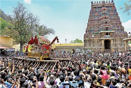  ?? G. MOORTHY ?? Height of piety: Lord Kallazhaga­r at Azahagarko­il in Madurai on Saturday.