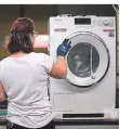  ?? FOTO: I. FASSBENDER/DPA ?? Eine Miele-Arbeiterin verpackt eine Waschmasch­ine.