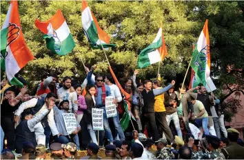  ?? — PRITAM BANDYOPADH­YAY ?? Congress workers demonstrat­e outside the Parliament House police station in New Delhi on Friday against the BJP allegedly misleading the nation on 2G allotment.