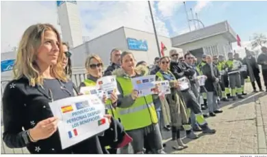  ?? MANUEL ARANDA ?? Trabajador­es del turno de mañana de Abelló Linde, ayer durante el paro parcial en la planta de la Ciudad del Transporte.