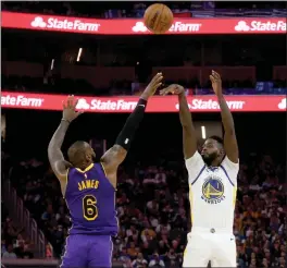  ?? RAY CHAVEZ — STAFF PHOTOGRAPH­ER ?? The Warriors' JaMychal Green, shooting over the Lakers' LeBron James in October, could be in line for more minutes after his performanc­e in Saturday's win over Dallas.