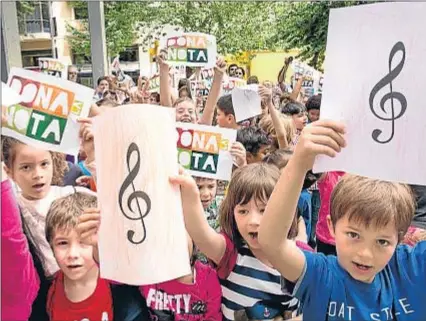  ?? ANA JIMÉNEZ ?? Los alumnos del CEIP Mallorca cantando ayer Mirall de pau