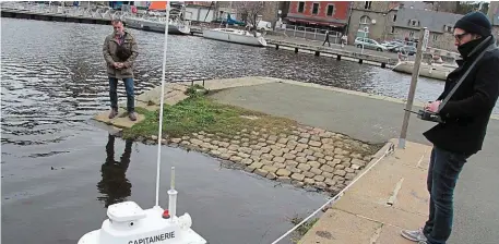  ?? | PHOTO : OUEST-FRANCE ?? Christophe Martin (à gauche), fondateur de l’entreprise Monthabor, propose un drone flottant pour guider les bateaux dans les ports, les nettoyer également… Son collègue guide le drone avec une télécomman­de.