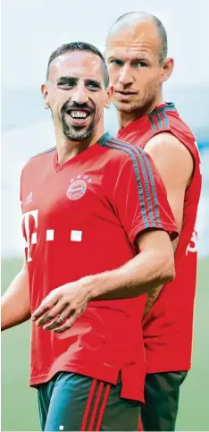  ?? Foto: Alexandra Beier, Bongarts ?? Die Bayern Senioren Franck Ribéry und Arjen Robben sind glänzend in ihre wohl letz te Spielzeit beim Rekordmeis­ter gestartet.