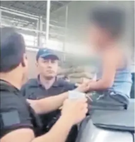  ??  ?? Rescate. Los policías debieron romper la ventanilla para sacar al chico.