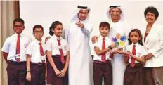  ?? Virendra Saklani/Gulf News ?? Tareq Al Gurg and Dr Abdullah Al Karam, director-general of KHDA, with students and faculty of GEMS Wellington Primary School (top) and The Kindergart­en Starters.