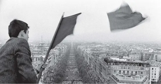  ??  ?? Der Marsch der „schweigend­en Mehrheit“vom 30. Mai 1968 auf den Pariser Champs-Élysées. Doch de Gaulles Erfolg war nur von kurzer Dauer.