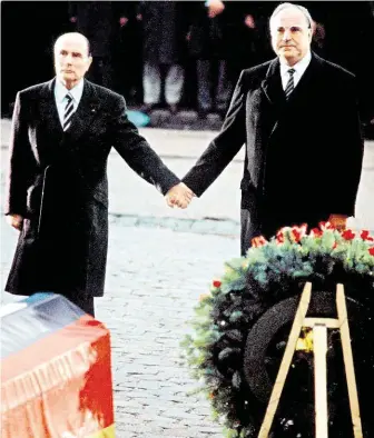  ?? Tehdejší francouzsk­ý prezident François Mitterrand (vlevo) a německý kancléř Helmut Kohl se drží za ruku při pietě za padlé ve Verdunu. Gesto však nebylo improvizac­í, ale pečlivě připravený­m momentem. FOTO REUTERS ?? Historický okamžik.
