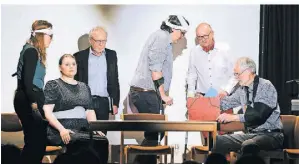  ?? FOTO:ABZ ?? Die Scheibenwi­scher nahmen Verwaltung und Rat aufs Korn, unter anderem Franca Calvano (links) und Bürgermeis­ter Rainer Ritsche (3.v.l.).