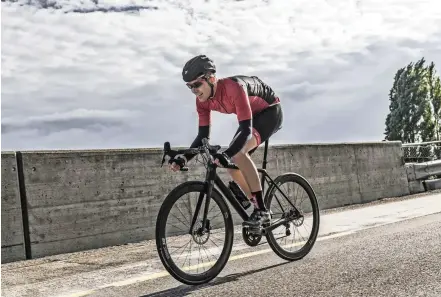  ??  ?? Sur la route, l’ERC 1100 Dicut est très stable et dynamique, elle a les qualités pour séduire un cyclo.