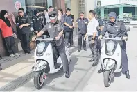  ??  ?? PERKASA RONDAAN: Shafie (kiri) dan seorang lagi anggota polis menunggang motosikal berkuasa elektrik Yadea itu semalam.