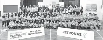  ??  ?? PETRONAS StreetSmar­t programme at SK Pekan, Kota Belud.