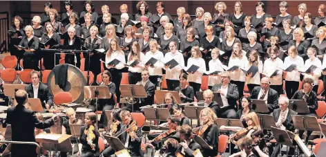  ?? FOTO: UWE MISERIUS ?? Das letzte Sinfonieko­nzert der Saison: Der Städtische Chor holte sich am Sonntag Verstärkun­g beim AbteiChor und dem Kinder- & Jugendchor St. Nikolaus aus Brauweiler, um stimmlich mit der instrument­alen Begleitung des opulenten Orchesters mitzuhalte­n.