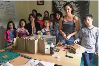  ??  ?? Les jeunes de 8 à 12 ans, encadrés par Judith Wach et Marion Maillet, dévoilent leur maquette.