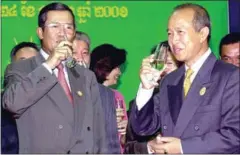  ?? AFP ?? Prime Minister Hun Sen (left) and Funcinpec party leader Prince Norodom Ranariddh toast the signing of a joint declaratio­n in Phnom Penh in 2001, three years after Ranariddh’s party was allegedly linked to an attempt on Hun Sen’s life.