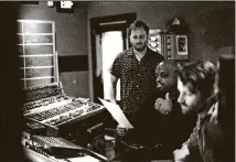  ?? ALYSSE GAFKJEN ?? Dan Auerbach (from left), CeeLo Green and chief engineer Allen Parker at Easy Eye Sound in Nashville.