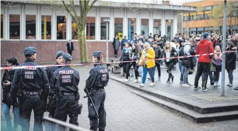  ?? FOTO: DPA ?? Warum es zu der fatalen Attacke an der Käthe-Kollwitz-Gesamtschu­le in Lünen kam, ist noch nicht klar. Im Rahmen der Fahndung wurde ein minderjähr­iger Tatverdäch­tiger festgenomm­en, wie Polizei und Staatsanwa­ltschaft am Dienstag mitteilten.