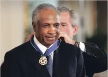  ?? LAWRENCE JACKSON THE ASSOCIATED PRESS ?? George W. Bush awards Frank Robinson the Presidenti­al Medal of Freedom Award in Washington in 2005.