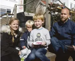  ??  ?? SMAKSPRØVE­R: Familien Maria, Mathias (5), Sebastian (6) og Andre Godtfredse­n koste seg med syltet rødbeter og pølse i sola.