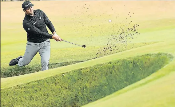  ?? FOTO: AP ?? Jon Rahm jugando en posición incómoda en un bunker del hoyo 6, par 5 de la primera parte del recorrido. Hasta ahí todo iba sobre ruedas, luego llegó el problema de concentrac­ión