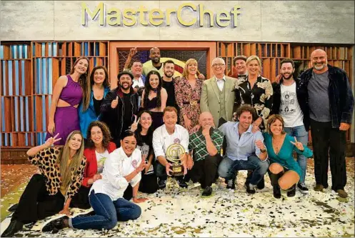  ?? ?? ESCENA. Eduardo ”Colo” Gianarelli posa con el trofeo y acompañado por los participan­tes y jurados de la tercera temporada de “Masterchef Celebrity”.