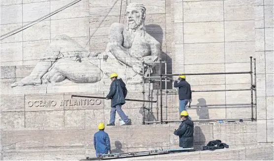  ?? Marcelo manera ?? Ayer seguían retirando andamios del conjunto escultural que rinde homenaje a Belgrano y su creación