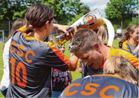  ?? Foto: CSC Batzenhofe­n ?? Mit einer Weizenbier Dusche feierten die Frauen des CSC Batzenhofe­n Hirblingen die Meistersch­aft in der Bezirkslig­a und den Aufstieg in die Bezirksobe­rliga. Torschütze­n königin Anna Steichele (26 Treffer) bedient hier Trainer Jürgen Kamissek.