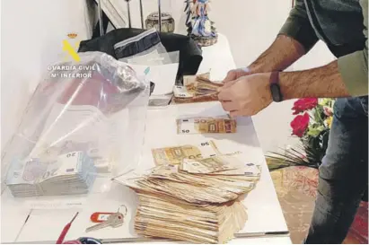  ??  ?? A large amount of cash was seized by the Guardia Civil