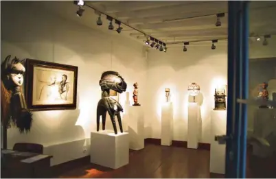  ?? (ROAR ATELIER/CERISE LABY) ?? Parcours des mondes, un des plus importants salons d’arts premiers du monde, réunit une soixantain­e de marchands d’art d’Afrique, des Amériques et d’Océanie, ainsi que des galeries expertes en art d’Asie.