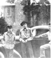  ?? PHOTO COURTESY OF HAWTHORNE PUBLISHING OF INDIANA AND MAJIE ALFORD FAILEY’S BOOK “WE NEVER DANCED CHEEK TO CHEEK, THE YOUNG KURT VONNEGUT IN INDIANAPOL­IS AND BEYOND” ?? Kurt Vonnegut (center, in cowboy hat) with Bud Gillespie (left) and George Jeffrey as they headed on a road trip out west when they were 16.