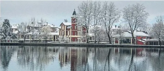  ??  ?? Imagen del lago de Puigcerdá, en la Cerdanya, tras las primeras nevadas de la temporada. Foto de Jordi Rubira