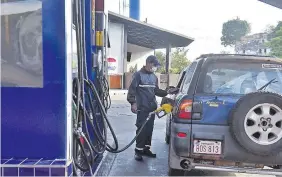  ?? ?? Petropar ya subió sus precios a toda la ciudadanía, pero quiere dar combustibl­e más barato a camioneros.