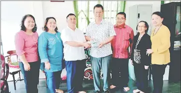  ??  ?? Roman Catholic Bishop of Miri, the Right Revd Richard Ng (fourth left), receives a donation of RM10,000 from ‘100 Years Catholic in Kampung Tutoh Apoh’ organising committee chairman Michael Ding Tuah for the St Joseph’s Building Fund. The committee...