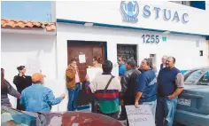  ??  ?? Acusación. Los manifestan­tes afirman que Lucy Saucedo, dirigente del STUAC, ha cometido numerosos abusos contra los sindicaliz­ados.