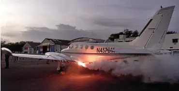  ?? FOTOS: PA/AP PHOTO (2); DPA/PA ?? Mit dem Flugzeug wird Silberjodi­d in die Wolken gebracht. Dadurch sollen sie abregnen.