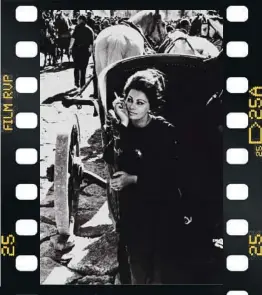  ??  ?? La caída del imperio romano Sophia Loren aprovecha un compás de espera fumando sentada en una cuadriga, una estampa que ofrece un magnífico contraste entre lo viejo y lo nuevo