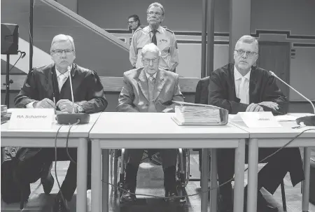  ?? BERND THISSEN / AFP / GETTY IMAGES ?? Former SS officer Reinhold Hanning, centre, sits next to his lawyers Friday at a court in Detmold, Germany. More than 70 years after the Second World War, Hanning was sentenced to five years in prison over his role at the Auschwitz death camp in...