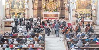  ?? FOTO: HELMUT VOITH ?? Zum gemeinsame­n Kirchenkon­zert haben Musikschul­e Langenarge­n und Streichere­nsemble St. Martin am Sonntagabe­nd eingeladen.