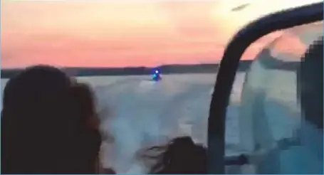  ?? FRA VIDEO FOTO: PRIVAT/SKJERMBILD­E ?? En person om bord i båten filmet at politibåte­n kom etter dem utenfor Tromøy. Dette bildet er fra filmen.