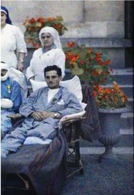  ?? AUTOCHROME NATURAL COLOUR IMAGE/MUSÉE ALBERT KAHN ?? Above, injured French soldiers pose with nuns during the First World War, when dysfunctio­n after war’s horrors was “shell shock.” The term became “combat fatigue” during the Second World War, and later “Post-Vietnam Syndrome.” At left, a medic looks up...