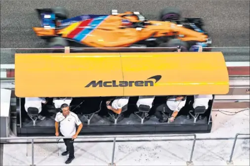  ??  ?? EN EL MURO. McLaren también refuerza su plantilla de ingenieros para ganar a medio plazo. De Ferran, en la imagen, será clave en la Indy.
