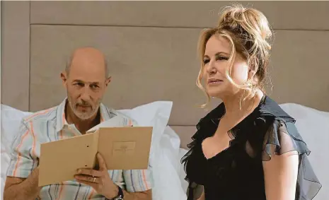  ?? Foto: HBO Max ?? Lenošení v hotelu Herci Jon Gries a Jennifer Coolidge si zopakovali své role i v druhé sérii sarkastick­ého seriálu Bílý lotos.