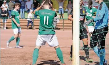  ?? FOTO: EICKERSHOF­F ?? Stürmer Steven Tonski (11) kann die Niederlage nicht fassen.