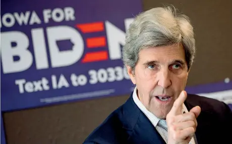  ??  ?? Con Biden
John Kerry, 76 anni, è stato segretario di Stato dal 2013 al 2017 (con Obama) e candidato del partito democratic­o alle presidenzi­ali del 2004. Ora appoggia Biden