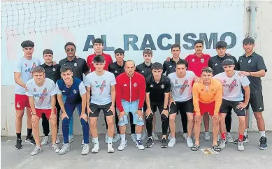  ?? HERALDO ?? Los jugadores del San Gregorio juvenil, contra el racismo.